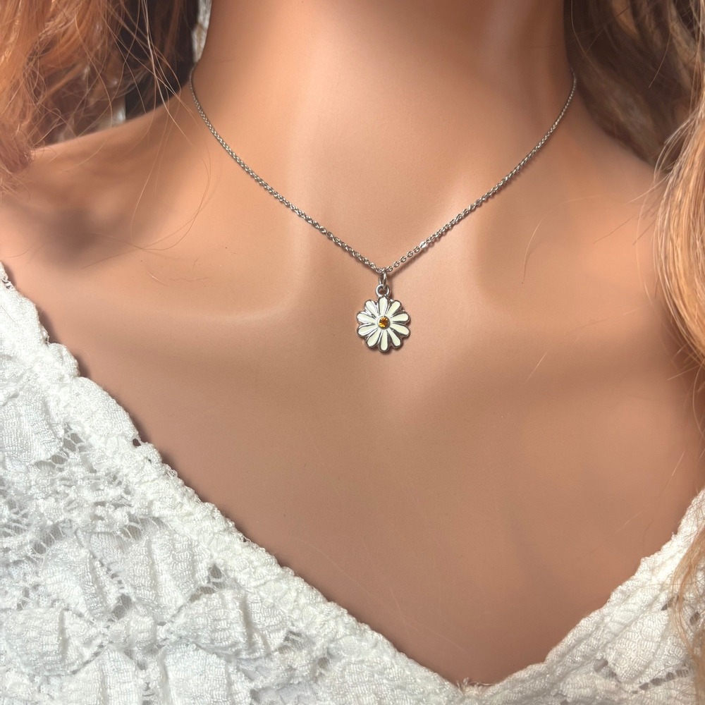 Dainty Daisy Pendant Necklace Silver Tone Enamel Floral Nature Minimalist 21788